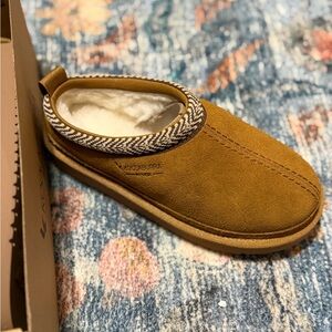 NIB SZ 13c Koolaburra UGGs brown slippers. Fur lined winter Burree clogs girls